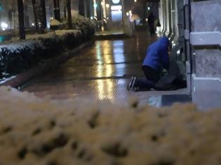 Φωτογραφία για Απανθρωπιά και ντροπή: Δημοτικός υπάλληλος πέταξε στο δρόμο άστεγους, επειδή...