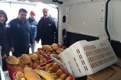 Το Σωματείο Αρτοποιών Εύβοιας κοντά στους κατοίκους της Κύμης με ψωμί, γάλα και ξηρά τροφή