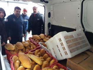 Φωτογραφία για Το Σωματείο Αρτοποιών Εύβοιας κοντά στους κατοίκους της Κύμης με ψωμί, γάλα και ξηρά τροφή