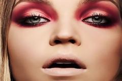 Κόκκινη σκιά για παθιασμένο βλέμμα