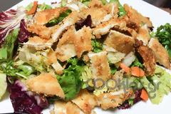 Η συνταγή της Ημέρας: Πράσινη σαλάτα με κοτόπουλο πανέ