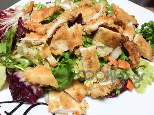 Φωτογραφία για Η συνταγή της Ημέρας: Πράσινη σαλάτα με κοτόπουλο πανέ
