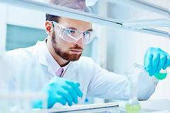 Και χασάπης και ιδιοκτήτης μικροβιολογικού εργαστηρίου !