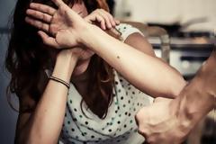 Χτύπησε τον 16χρονο γιο του με τη μασιά στο κεφάλι