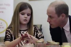 Ο πρίγκιπας Γουίλιαμ παρηγορεί 9χρονη που έχασε τον μπαμπά της και της μιλά για τη μητέρα του