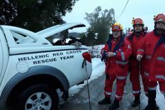 Οι Σαμαρείτες Διασώστες του Ε.Ε.Σ. διασώζουν τους αποκλεισμένους κατοίκους στην Κύμη