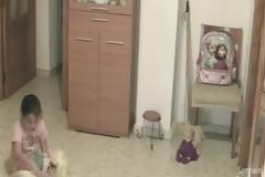 Πατέρας έβαλε κάμερες ασφαλείας στο σπίτι και μόλις είδε τι είχαν καταγράψει του κόπηκε το αίμα!