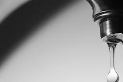 Βράζουν χιόνι για να έχουν νερό στο Βόλο