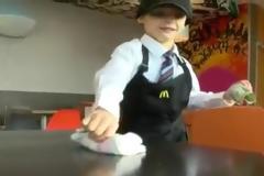 Χίλια μπράβο αξίζουν σε αυτόν τον μικρό! Δεν φαντάζεστε για ποιο λόγο δουλεύει, αν και είναι μόνο 8 χρονών...