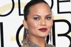 Η Chrissy Teigen έκανε αυτό που θέλουμε όλες όταν φοράμε τακούνια