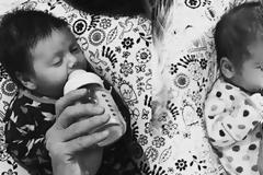 Διάσημος ηθοποιός μας συστήνει τα νεογέννητα διδυμάκια του!