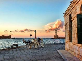 Φωτογραφία για Γνωστοί καλλιτέχνες βολτάρουν στο Παλιό Λιμάνι των Χανίων [photo]