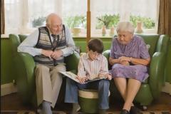 Η εκπληκτική έκθεση ενός 8χρονου για τον παππού και την γιαγιά του