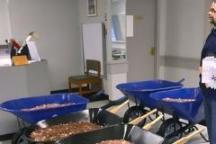 Πλήρωσε φόρο 3.000 δολάρια με… πέντε καρότσια νομίσματα!