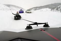 «Σκι» με σαμπρέλα πίσω από μια Lamborghini! [video]