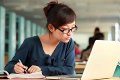 4 ώρες στον υπολογιστή μπορούν να...