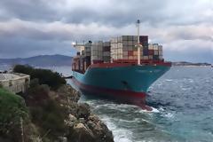 Αποκολλήθηκε το πλοίο container που προσάραξε στο στενό της Μεσίνα- Δείτε το βίντεο με το προσαραγμένο πλοίο