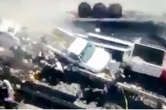 Σοκαριστικό βίντεο: Φορτηγό «θερίζει» δημοσιογράφους που κάλυπταν ατύχημα στο δρόμο