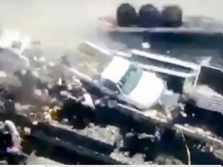 Φωτογραφία για Σοκαριστικό βίντεο: Φορτηγό «θερίζει» δημοσιογράφους που κάλυπταν ατύχημα στο δρόμο