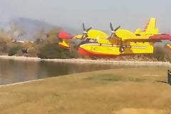 Έτσι παίρνει ένα πυροσβεστικό αεροσκάφος νερό [video]