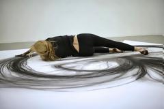 Ζωγραφίζει εντυπωσιακά έργα τέχνης με το σώμα της [video]