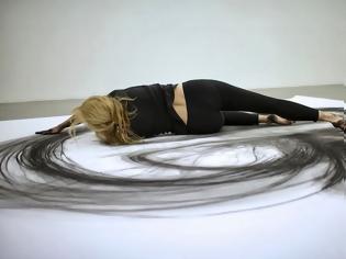 Φωτογραφία για Ζωγραφίζει εντυπωσιακά έργα τέχνης με το σώμα της [video]