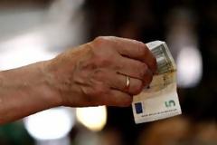 Μεγαλύτερες περικοπές των κοινωνικών επιδομάτων ζητούν οι δανειστές