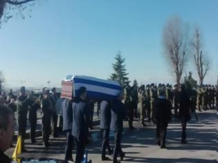 Φωτογραφία για Κυριάκος Αμοιρίδης: Ράγισαν καρδιές στην κηδεία του Έλληνα πρέσβη – «Να δω το παιδί μου τελευταία φορά» φώναζε η μητέρα του