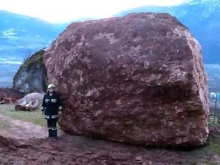 Φωτογραφία για Γιγάντιος βράχος έσπειρε την καταστροφή στο διάβα του [video]