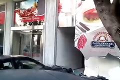 Πάτρα: Αυτοκίνητο μπούκαρε σε κατάστημα μετά από τροχαίο [video - photos]