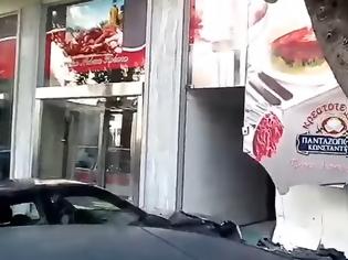 Φωτογραφία για Πάτρα: Αυτοκίνητο μπούκαρε σε κατάστημα μετά από τροχαίο [video - photos]