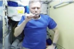 Αστροναύτης ποστάρει το πρωινό του ξύπνημα: Δεν φαντάζεστε πώς πλένει τα δόντια του [video]