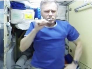 Φωτογραφία για Αστροναύτης ποστάρει το πρωινό του ξύπνημα: Δεν φαντάζεστε πώς πλένει τα δόντια του [video]