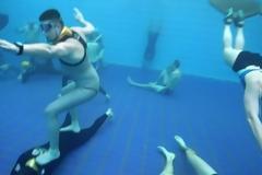 Έκαναν mannequin challenge στον πάτο μιας πισίνας βάθους 6 μέτρων!