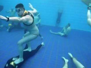 Φωτογραφία για Έκαναν mannequin challenge στον πάτο μιας πισίνας βάθους 6 μέτρων!