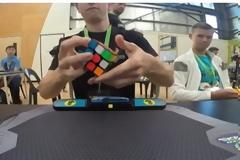 Απίστευτος: Έλυσε τον κύβο του Ρούμπικ σε 4,73 δευτερόλεπτα! [video]