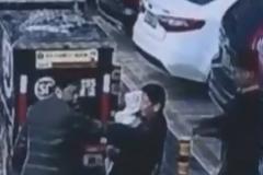 Απίστευτο: Προσπάθησε να ΠΟΥΛΗΣΕΙ τον γιο του για να αγοράσει στη γυναίκα του ενα... [video]