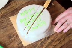 Τόσα χρόνια κόβαμε τις τούρτες με τον λάθος τρόπο - ΑΥΤΟΣ είναι ο σωστός... [video]