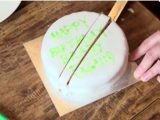 Φωτογραφία για Τόσα χρόνια κόβαμε τις τούρτες με τον λάθος τρόπο - ΑΥΤΟΣ είναι ο σωστός... [video]