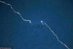 Τρόμος στον αέρα: Κεραυνός χτυπά αεροπλάνο [video]