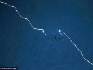 Φωτογραφία για Τρόμος στον αέρα: Κεραυνός χτυπά αεροπλάνο [video]