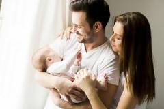 Οδηγός για νέους μπαμπάδες: Πώς να έρθουν κοντά με το καινούριο μωρό στο σπίτι!