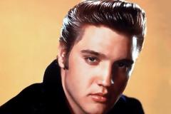«Ο Έλβις ζει και πήγε στη Graceland για να γιορτάσει τα 82α γενέθλιά του»