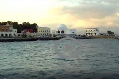 Ένας απρόσμενος…επισκέπτης στην θάλασσα της Ρόδου