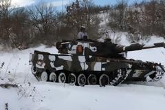 «Οργώνοντας» το χιόνι στον Έβρο με άρματα και πυροβόλα μιας μεραρχίας