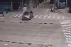 Κόβει την ανάσα! Η στιγμή που φορτηγό που μεταφέρει μπαμπού φρενάρει απότομα σε μια διασταύρωση... Δεν θα πιστεύετε τι έγινε