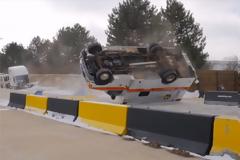 Ασθενοφόρο παίρνει τούμπες...Δείτε το video και δεν θα πιστεύετε στα μάτια σας