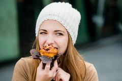 Τι συμβαίνει και σε πιάνει μανία για γλυκό μετά το φαγητό;