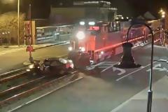 Τρένο πέφτει επάνω σε ΙΧ που είχε κολλήσει στις γραμμές τρένου [video]