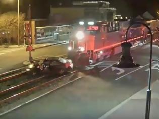 Φωτογραφία για Τρένο πέφτει επάνω σε ΙΧ που είχε κολλήσει στις γραμμές τρένου [video]